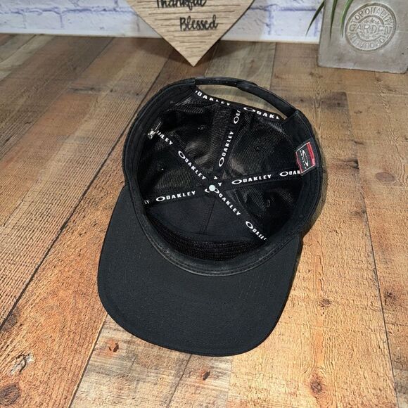 Oakley ‘75 Black And White Flat Bill SnapBack One Size Adjustable Hat Cap - Picture 6 of 9